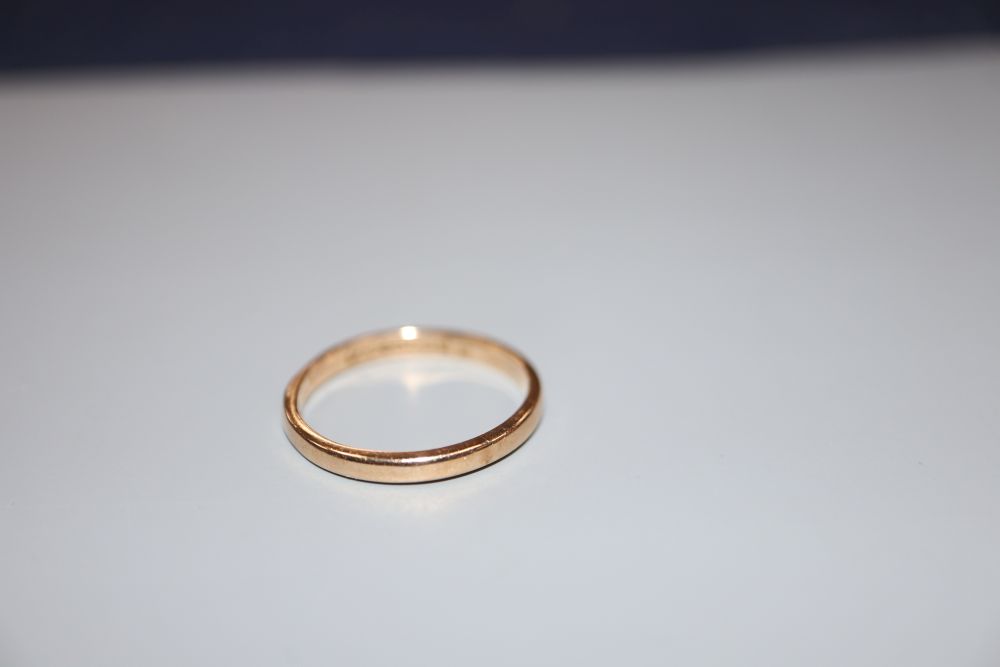A 9ct gold wedding ring, size O/P, 2.1 grams.